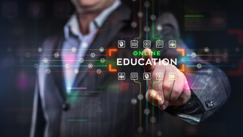 Superar barreiras no ensino híbrido permite potencializar a integração entre ensino presencial e digital, promovendo uma educação mais acessível por Kelsem Ricardo Rios Lima.