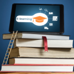 Ensino híbrido traz desafios na adaptação tecnológica, mas abre oportunidades para aprendizado flexível e inovador por Kelsem Ricardo Rios Lima.
