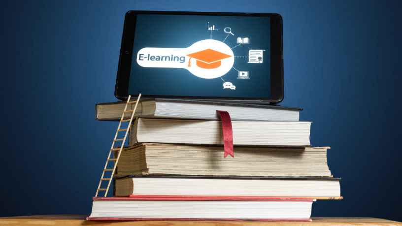 Ensino híbrido traz desafios na adaptação tecnológica, mas abre oportunidades para aprendizado flexível e inovador por Kelsem Ricardo Rios Lima.