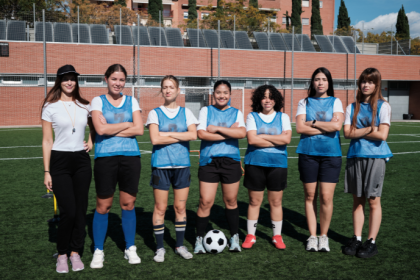 Quebrando barreiras, Luciano Colicchio Fernandes analisa o crescimento do futebol feminino no Brasil e no mundo e seu impacto esportivo e social.