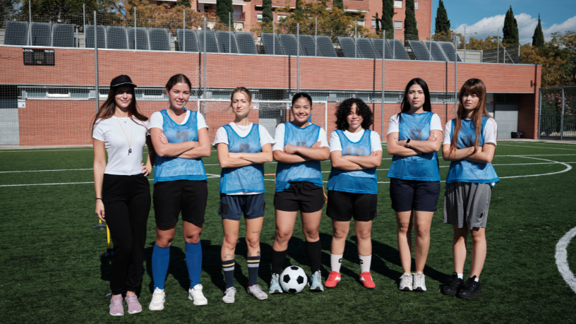 Quebrando barreiras, Luciano Colicchio Fernandes analisa o crescimento do futebol feminino no Brasil e no mundo e seu impacto esportivo e social.