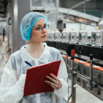 Como Elias Assum Sabbag Junior analisa a integração entre qualidade, segurança e produtividade para elevar a eficiência na indústria plástica.