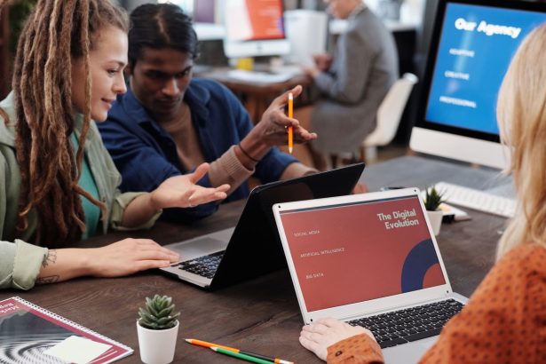 Equipe diversa colabora com laptops em um escritório moderno voltado à inovação digital.