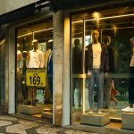 Vitrine de loja de moda masculina em São Paulo, com manequins exibindo roupas.