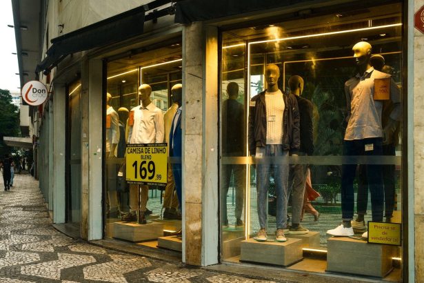 Vitrine de loja de moda masculina em São Paulo, com manequins exibindo roupas.
