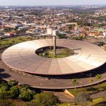 Vista aérea do terminal rodoviário de Londrina, com ônibus estacionados, edifícios e vias urbanas ao redor