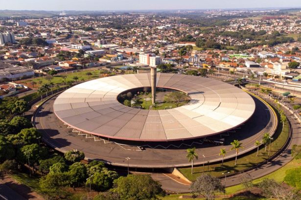 Vista aérea do terminal rodoviário de Londrina, com ônibus estacionados, edifícios e vias urbanas ao redor
