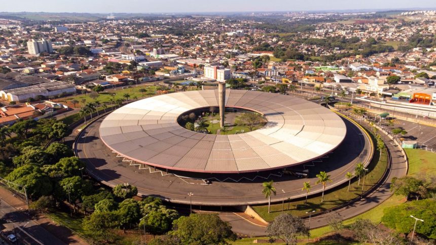 Vista aérea do terminal rodoviário de Londrina, com ônibus estacionados, edifícios e vias urbanas ao redor