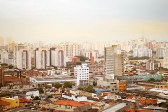 Vista aérea de São Paulo com edifícios residenciais e arranha-céus em uma área urbana densa